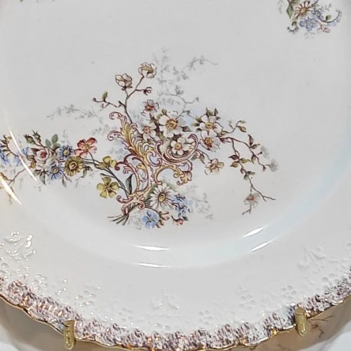 Lot de 6 assiettes anciennes Creil et Montereau XIXe siècle – décor floral en relief doré