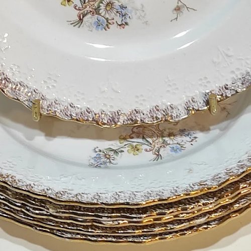 Lot de 6 assiettes anciennes Creil et Montereau XIXe siècle – décor floral en relief doré