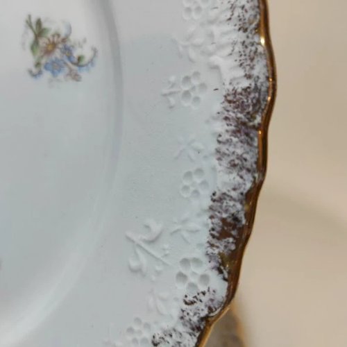 Lot de 6 assiettes anciennes Creil et Montereau XIXe siècle – décor floral en relief doré