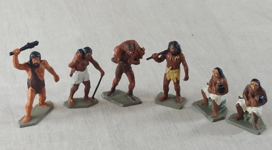 Lot de 6 figurines préhistoire / homme préhistorique, en plastique, Starlux ^