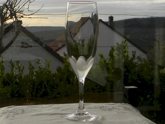 Lot de 6 flûtes à champagne en cristal de Lorraine taillé main. Signé S L.