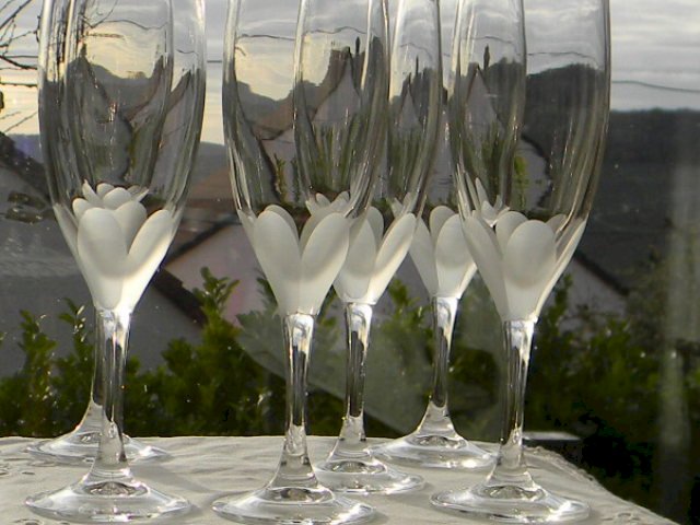 Lot de 6 flûtes à champagne en cristal de Lorraine taillé main. Signé S L.