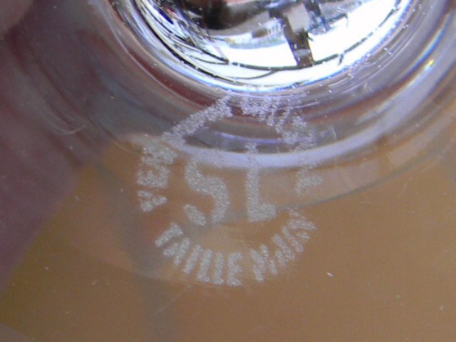 Lot de 6 flûtes à champagne en cristal de Lorraine taillé main. Signé S L.