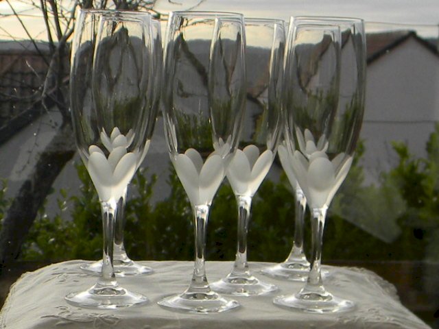 Lot de 6 flûtes à champagne en cristal de Lorraine taillé main. Signé S L.