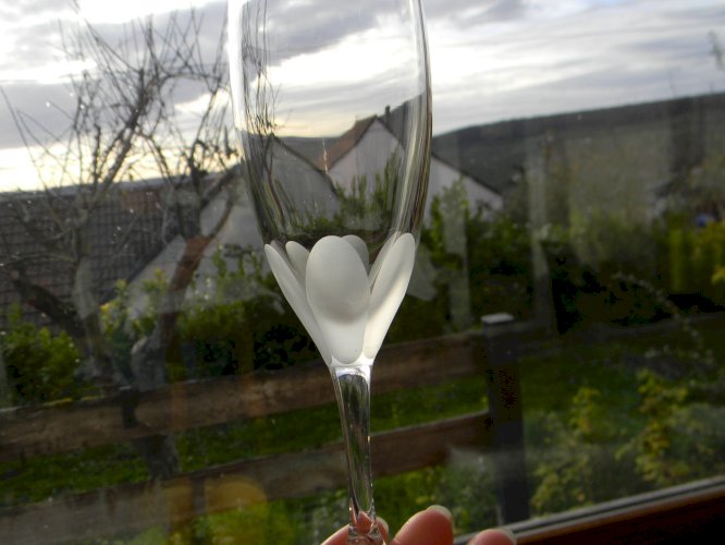 Lot de 6 flûtes à champagne en cristal de Lorraine taillé main. Signé S L.