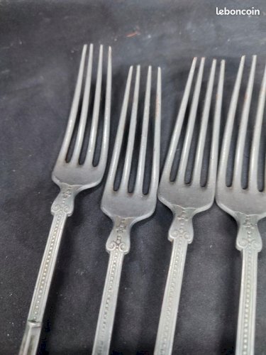 Lot de 6 fourchettes anciennes (19eme ? ) en etain à decor floral en bon etat