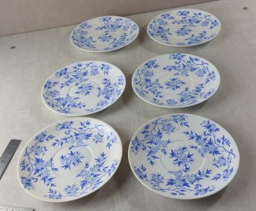 Lot de 6 grandes sous tasses, en porcelaine de Sarreguemines, épines bleues
