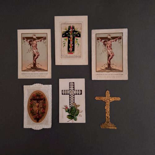 Lot de 6 images pieuses anciennes représentant la Croix de Jésus A5795