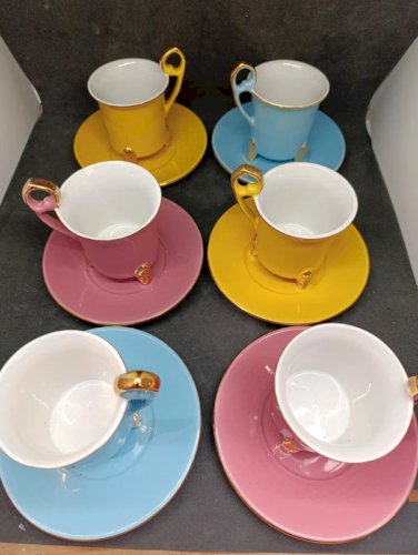lot de 6 tasses et soucoupes à cafe signées Genevieve Lethu en bon etat