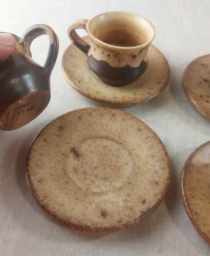 Lot de 6 tasses + sous tasses à café, en céramique, Vallauris ^
