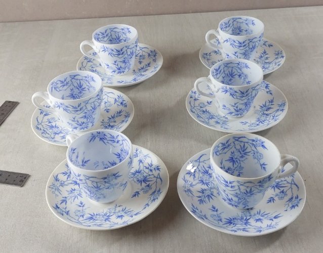Lot de 6 tasses + sous tasses, en porcelaine de Sarreguemines, épines bleues