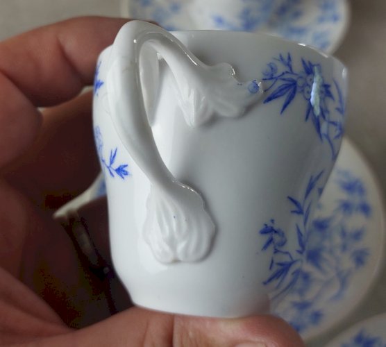 Lot de 6 tasses + sous tasses, en porcelaine de Sarreguemines, épines bleues