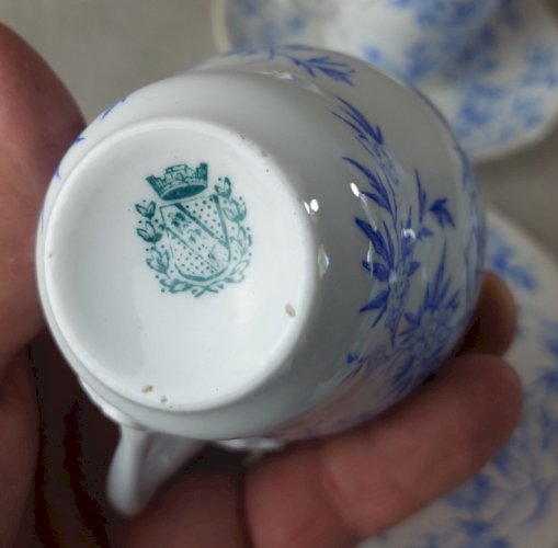 Lot de 6 tasses + sous tasses, en porcelaine de Sarreguemines, épines bleues