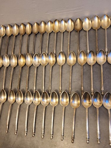 LOT DE 64 PETITES CUILLERES EN METAL ARGENTE