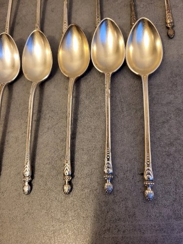 LOT DE 64 PETITES CUILLERES EN METAL ARGENTE