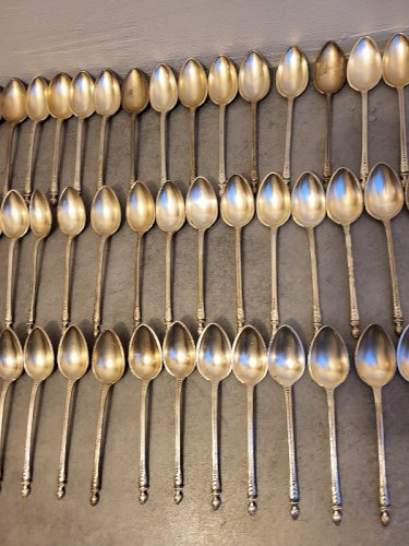 LOT DE 64 PETITES CUILLERES EN METAL ARGENTE