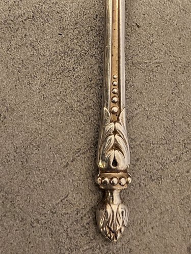 LOT DE 64 PETITES CUILLERES EN METAL ARGENTE