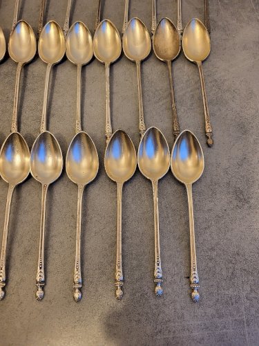 LOT DE 64 PETITES CUILLERES EN METAL ARGENTE