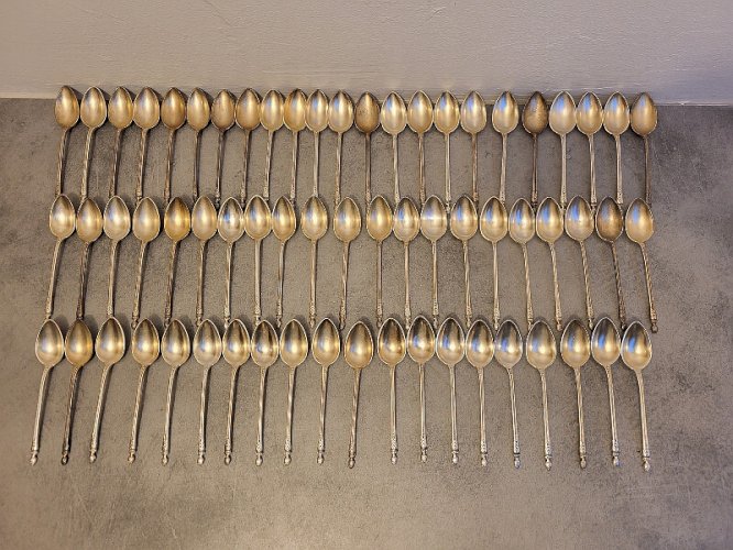 LOT DE 64 PETITES CUILLERES EN METAL ARGENTE