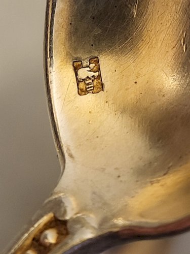 LOT DE 64 PETITES CUILLERES EN METAL ARGENTE