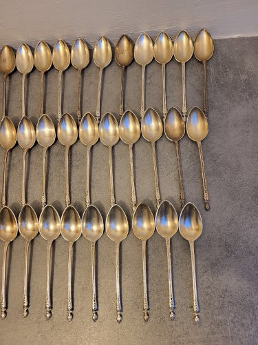 LOT DE 64 PETITES CUILLERES EN METAL ARGENTE