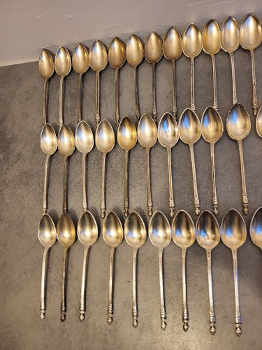 LOT DE 64 PETITES CUILLERES EN METAL ARGENTE