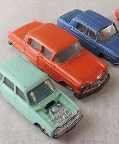 Lot de 7 anciennes voitures, en plastique, pour pièces, Norev