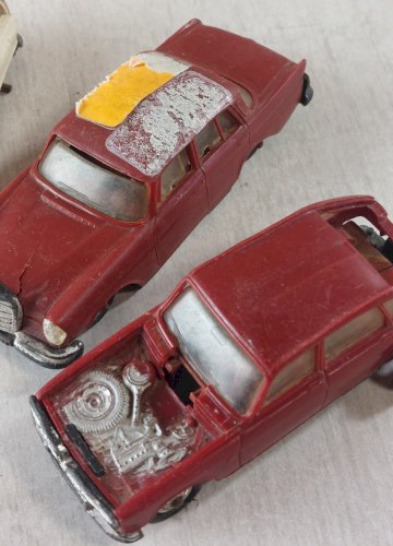 Lot de 7 anciennes voitures, en plastique, pour pièces, Norev