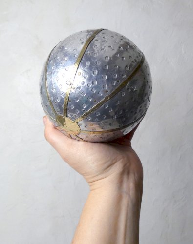 Lot de 7 boules décoratives en métal argenté et laiton D.12,5 cm