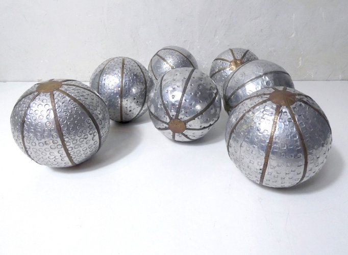 Lot de 7 boules décoratives en métal argenté et laiton D.12,5 cm