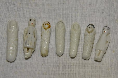 - LOT of 7 PIECES IN THE SHAPE OF DOLLS 1st PERIOD DISPLAY COLLECTION ATTIC JUICE
