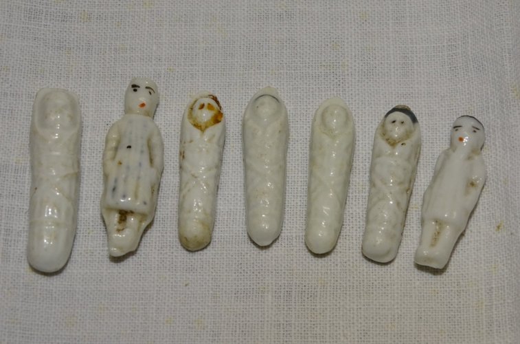 -LOT de 7 FEVES FORME POUPONS 1ére EPOQUE COLLECTION VITRINE JUS de GRENIER