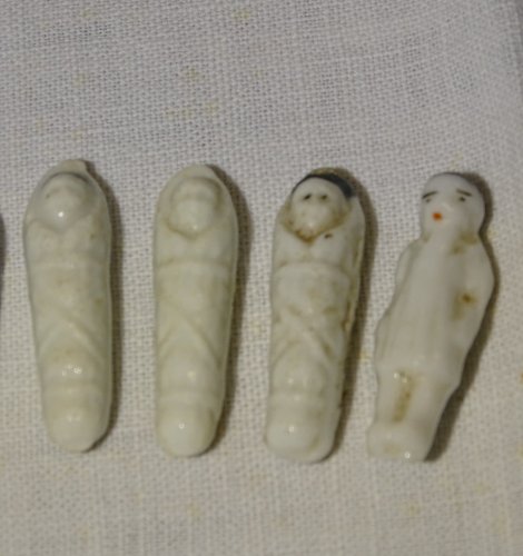 -LOT de 7 FEVES FORME POUPONS 1ére EPOQUE COLLECTION VITRINE JUS de GRENIER