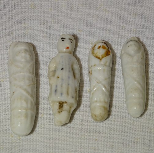 -LOT de 7 FEVES FORME POUPONS 1ére EPOQUE COLLECTION VITRINE JUS de GRENIER