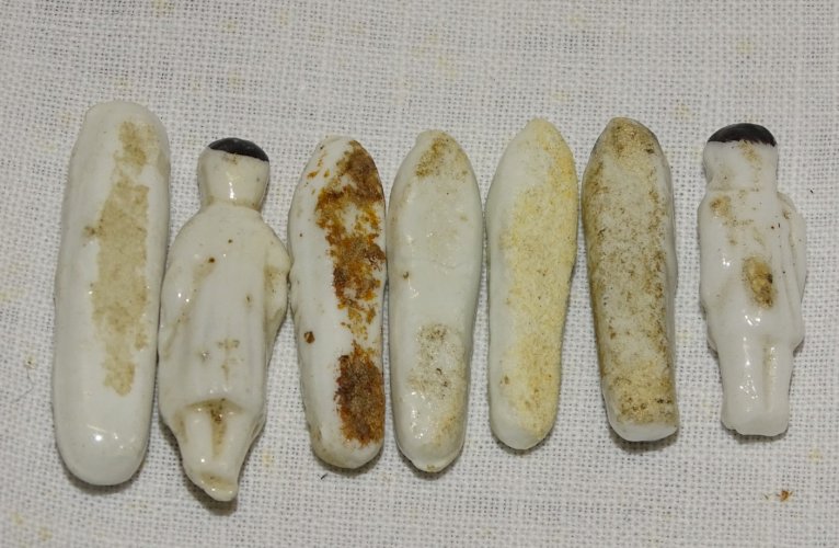 -LOT de 7 FEVES FORME POUPONS 1ére EPOQUE COLLECTION VITRINE JUS de GRENIER