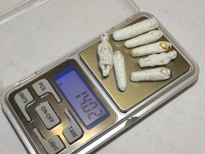 -LOT de 7 FEVES FORME POUPONS 1ére EPOQUE COLLECTION VITRINE JUS de GRENIER