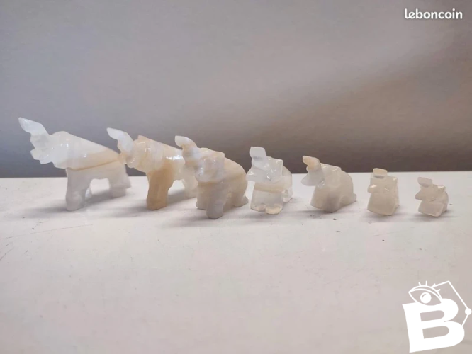 Lot de 7 petits elephants en pierre en bon etat