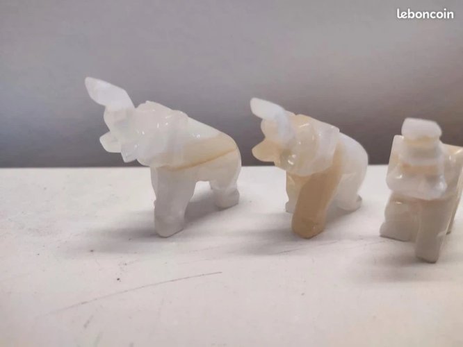 Lot de 7 petits elephants en pierre en bon etat