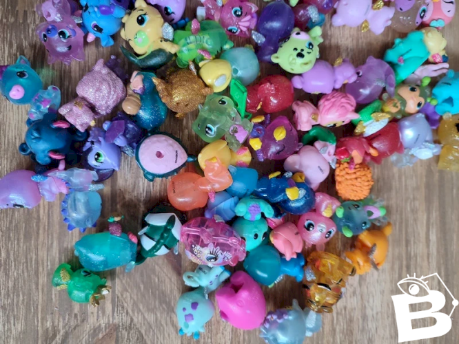 Lot de 75 petites personnages divers en bon état