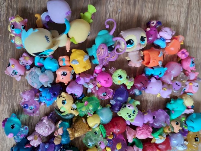 Lot de 75 petites personnages divers en bon état