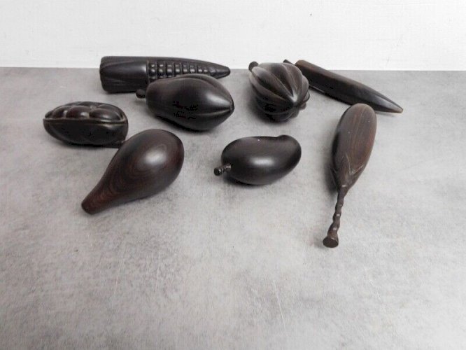 LOT DE 8 FRUITS SCULPTES EN BOIS EBENE TRAVAIL AFRICAIN