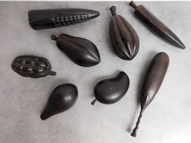 LOT DE 8 FRUITS SCULPTES EN BOIS EBENE TRAVAIL AFRICAIN