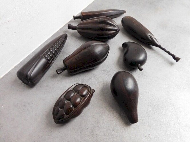 LOT DE 8 FRUITS SCULPTES EN BOIS EBENE TRAVAIL AFRICAIN