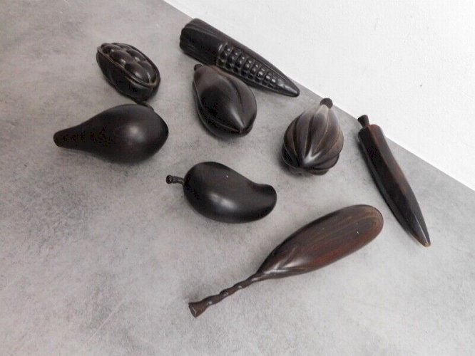 LOT DE 8 FRUITS SCULPTES EN BOIS EBENE TRAVAIL AFRICAIN