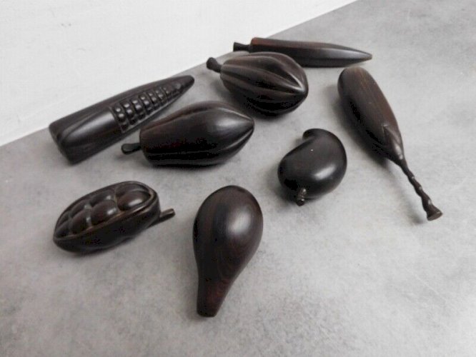 LOT DE 8 FRUITS SCULPTES EN BOIS EBENE TRAVAIL AFRICAIN