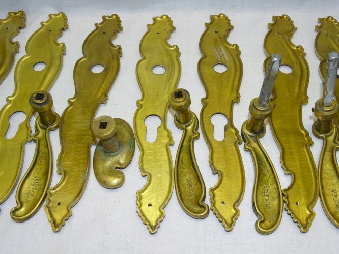 - LOT de 8 PLAQUES de PROPRETE ET 8 POIGNEES LAITON ANCIENNES JUS de GRENIER   D
