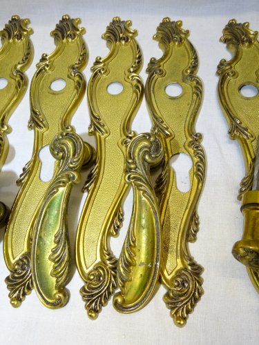 - LOT de 8 PLAQUES de PROPRETE ET 8 POIGNEES LAITON ANCIENNES JUS de GRENIER   D