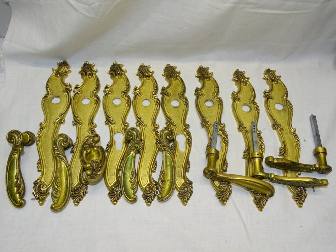 - LOT de 8 PLAQUES de PROPRETE ET 8 POIGNEES LAITON ANCIENNES JUS de GRENIER   D