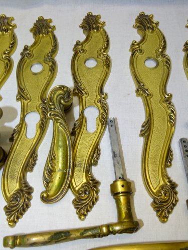 - LOT de 8 PLAQUES de PROPRETE ET 8 POIGNEES LAITON ANCIENNES JUS de GRENIER   D