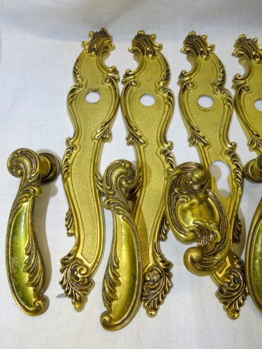 - LOT de 8 PLAQUES de PROPRETE ET 8 POIGNEES LAITON ANCIENNES JUS de GRENIER   D